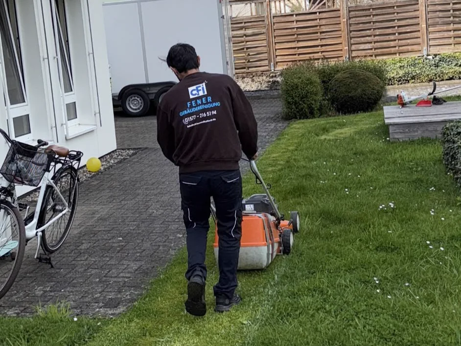 CFI-Mitarbeiter bei der professionellen Außenanlagenpflege