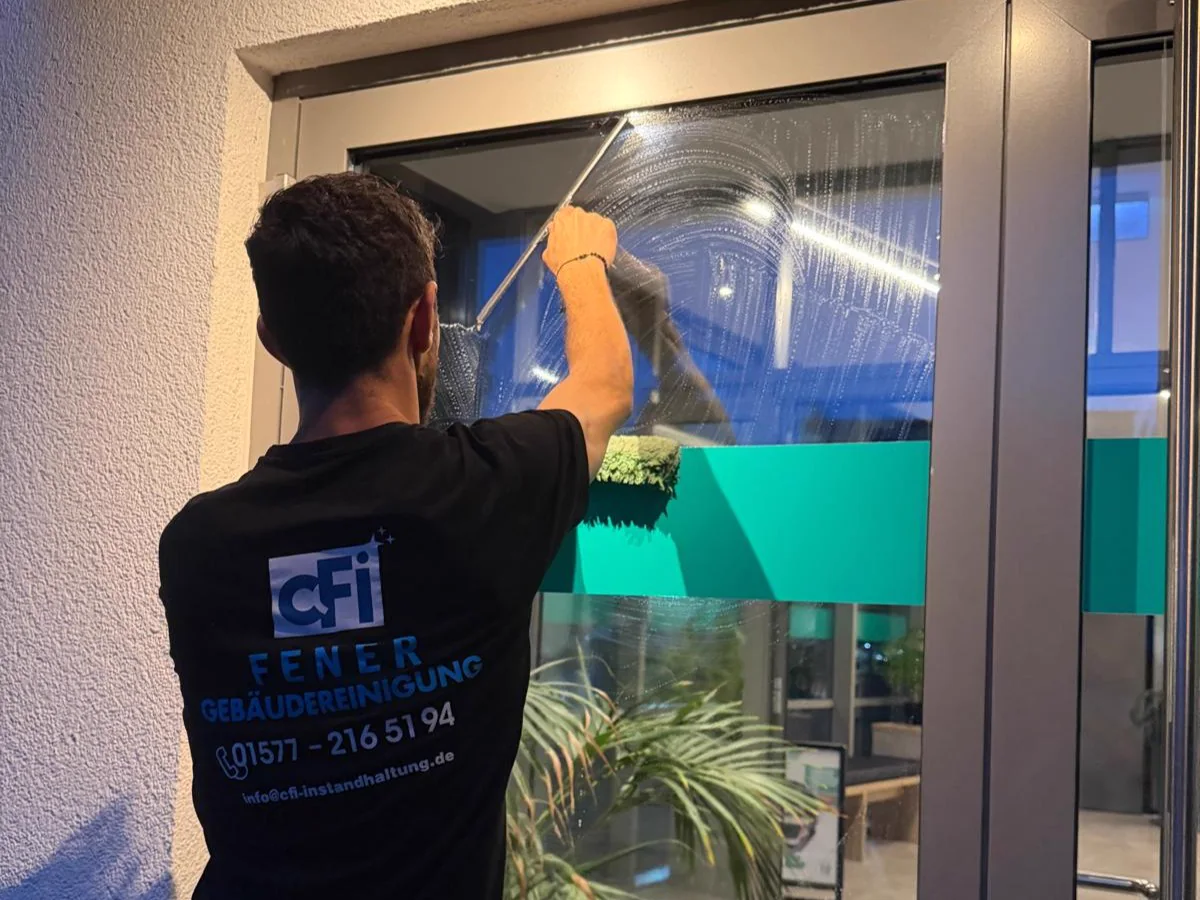 CFI-Mitarbeiter bei der professionellen Glas- und Fensterreinigung