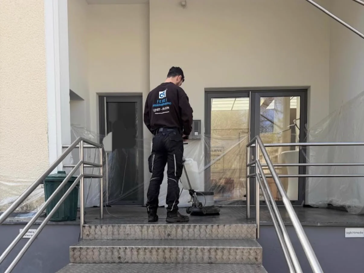 CFI-Mitarbeiter bei einer maschinellen Grundreinigung