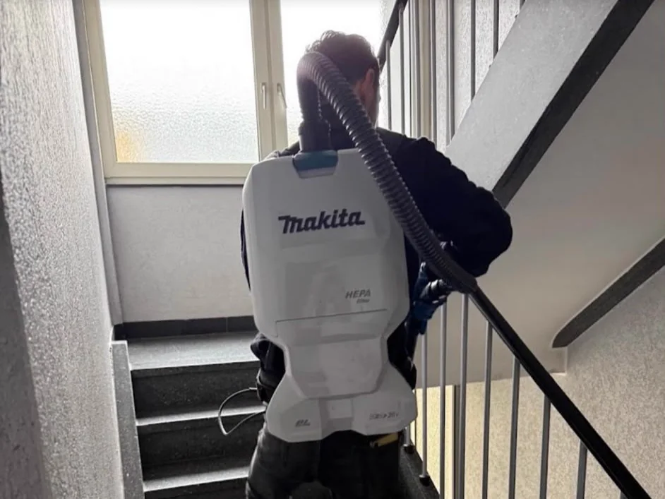 CFI-Mitarbeiter bei der professionellen Treppenhausreinigung