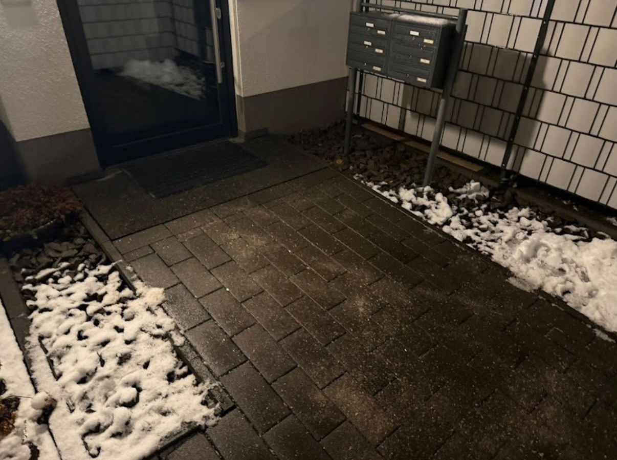Geräumter und gestreuter Gebäudezugang im Winter